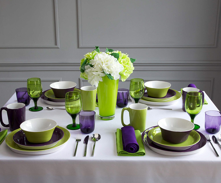 Delicate and contrasting shades of dishes will decorate any interior