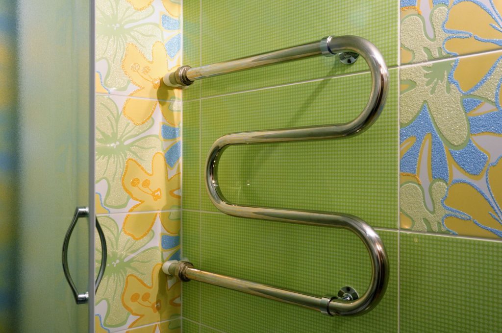 Groene tegels in de badkamer