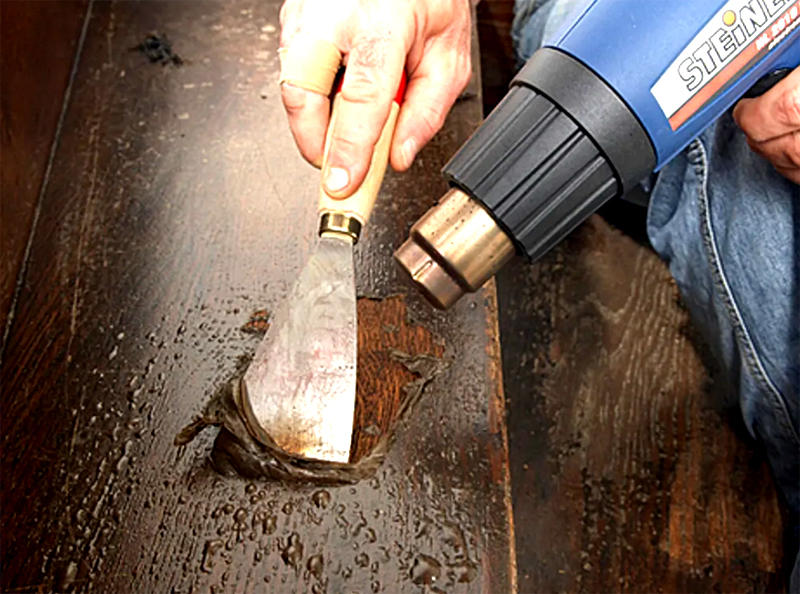 Seien Sie vorsichtig mit dem Spatel: Es ist besser, die Kanten vorher abzurunden, um den Boden während der Arbeit nicht zu zerkratzen