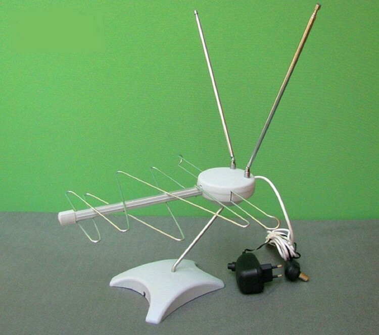 Vidinės antenos nereikalauja sudėtingo montavimo: jas galima montuoti tiesiai ant televizoriaus spintelės arba ant lango.