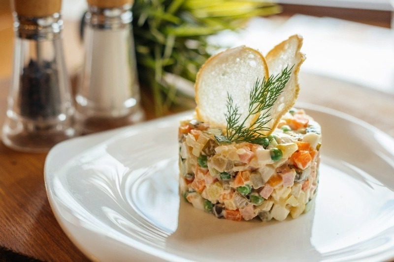 Stereotypen doorbreken: 6 Olivier-saladerecepten die velen zullen verrassen