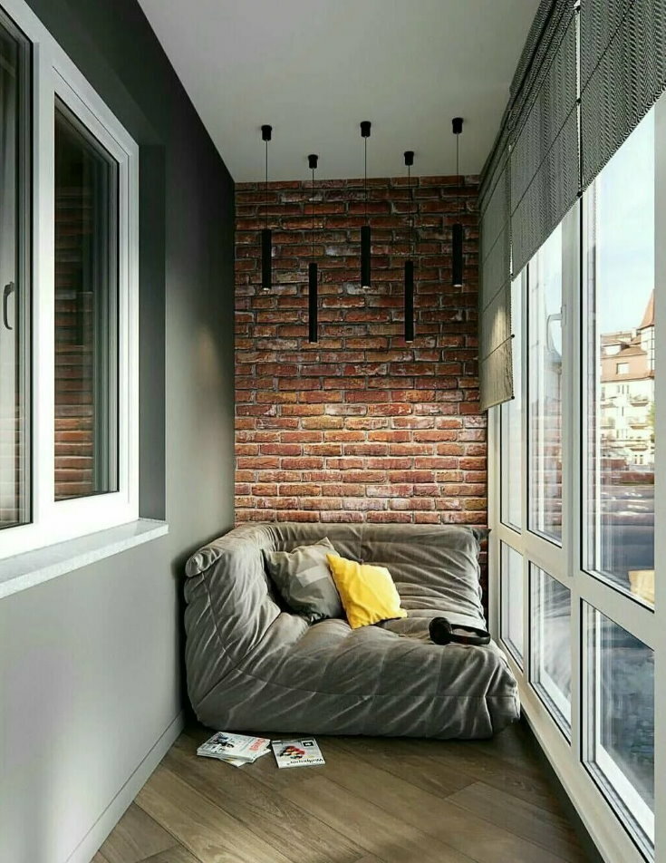 ספה ללא מסגרת על האכסדרה עם חלונות פנורמיים