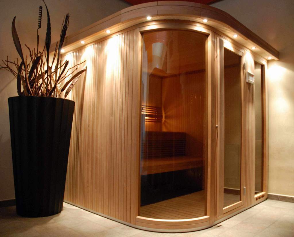 La puerta de cristal a la sauna por un apartamento compacto