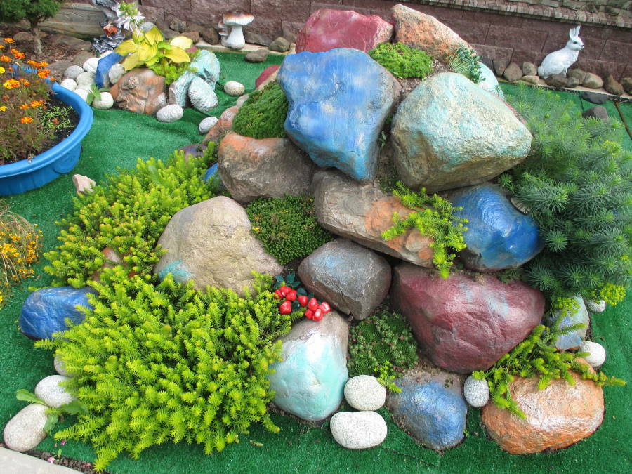 Blaue Steine ​​im Steingarten auf dem Land