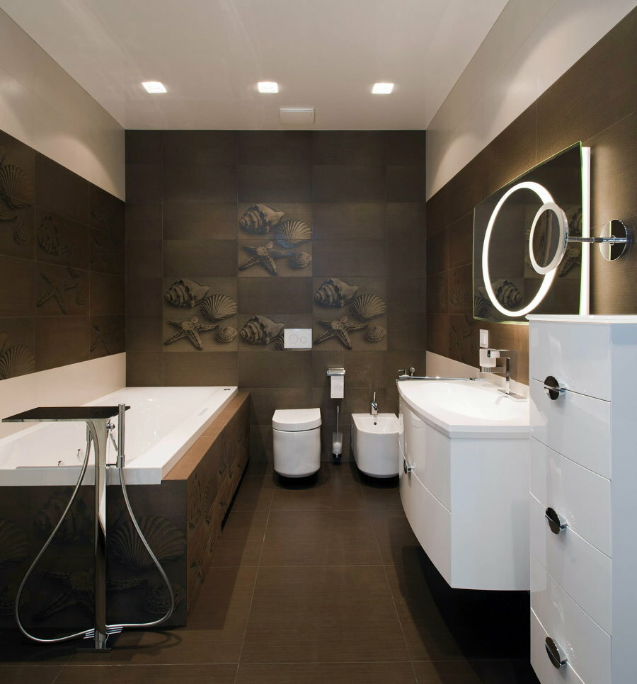 Azulejos marrones con un patrón en la pared del baño.
