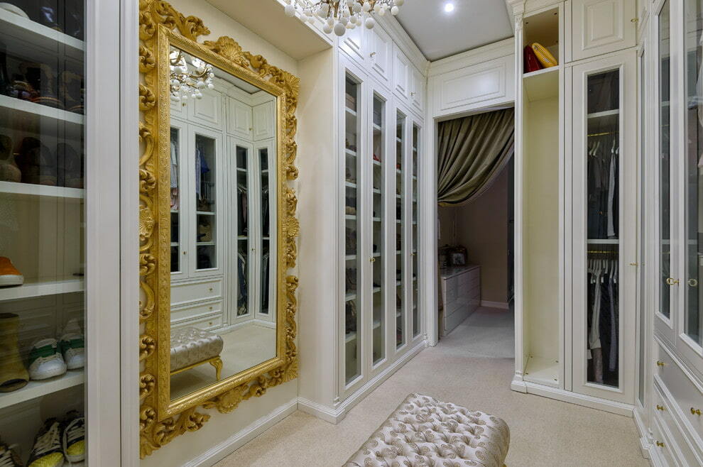 Stort speil i gangen med garderobe