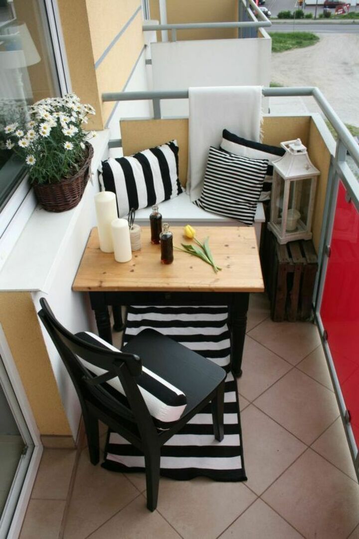 Neliels brokastu galds uz atvērta balkona