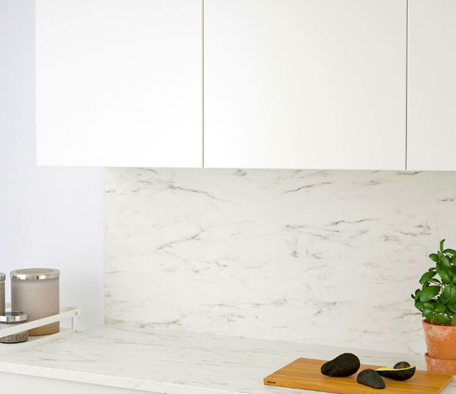 Et av de mest populære alternativene er det hvite marmor -utseende veggpanelet