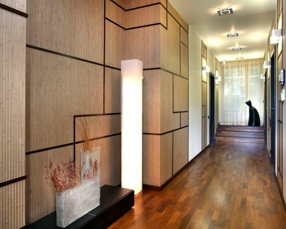 Inredning med MDF -paneler i korridoren i modern stil