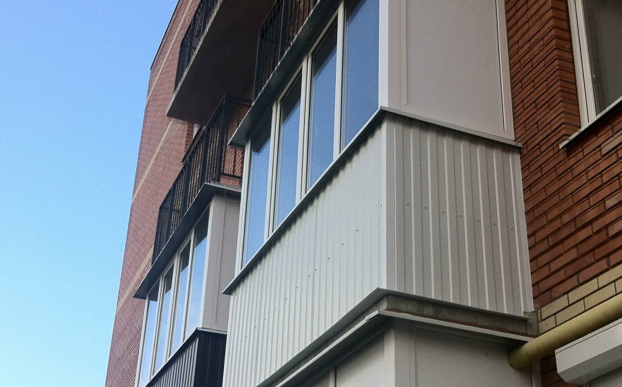 Vnější obložení balkonu profilovaným plechem