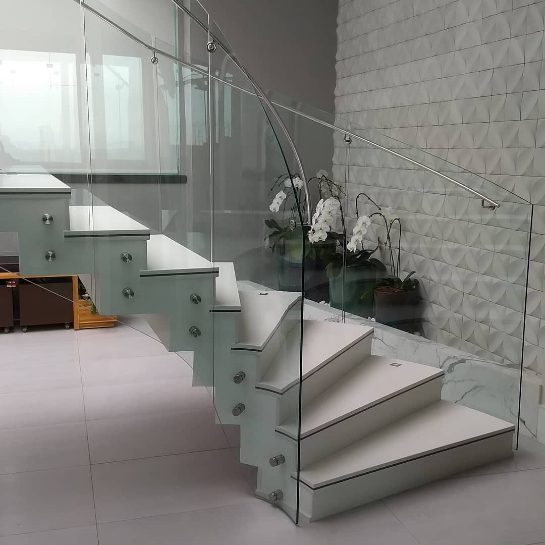 גרם מדרגות עם מעקות זכוכית