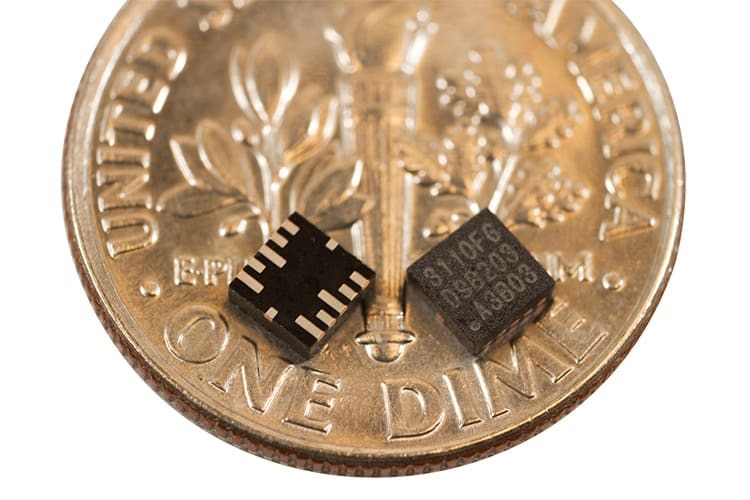 El tamaño del chip se minimiza para caber dentro del cuerpo delgado de un teléfono inteligente