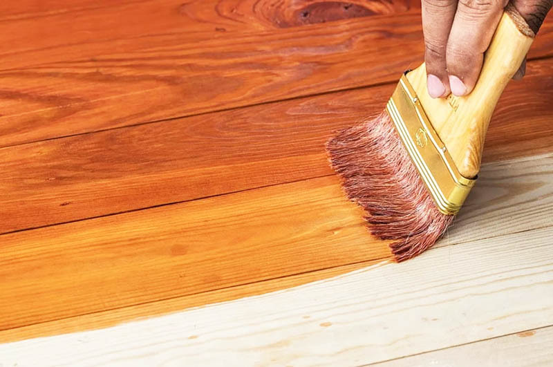 The oil coating not only gives the wood a richer color, but also emphasizes the beautiful texture.