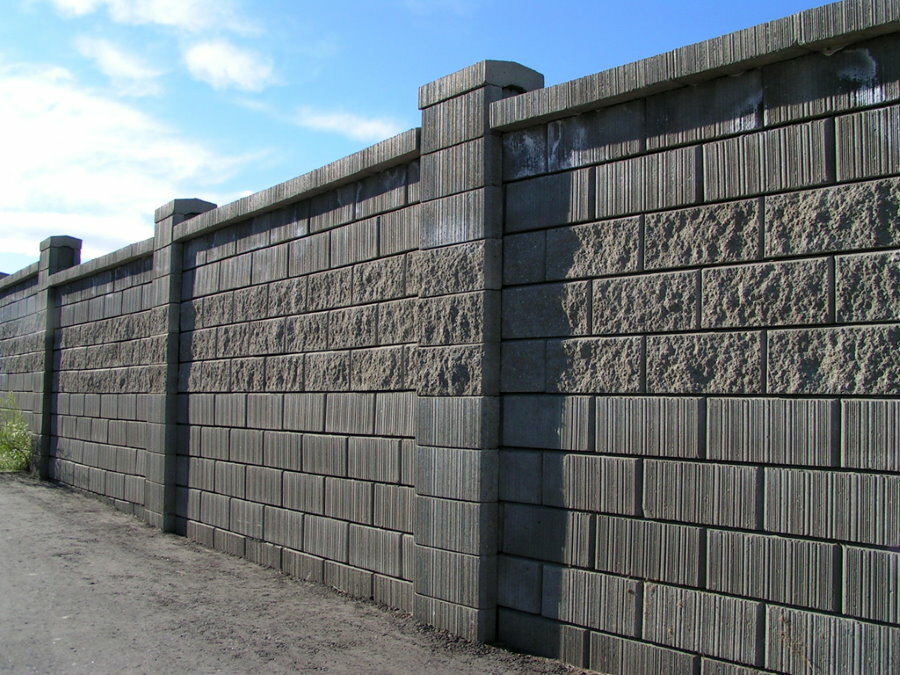 Tomt staket av separata betongblock