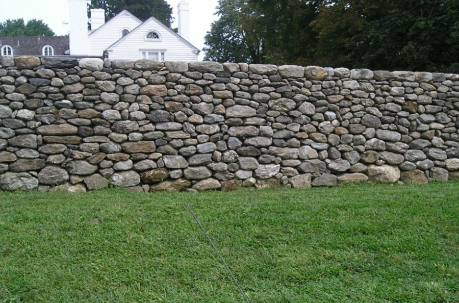 Pevný suťový kamenný plot