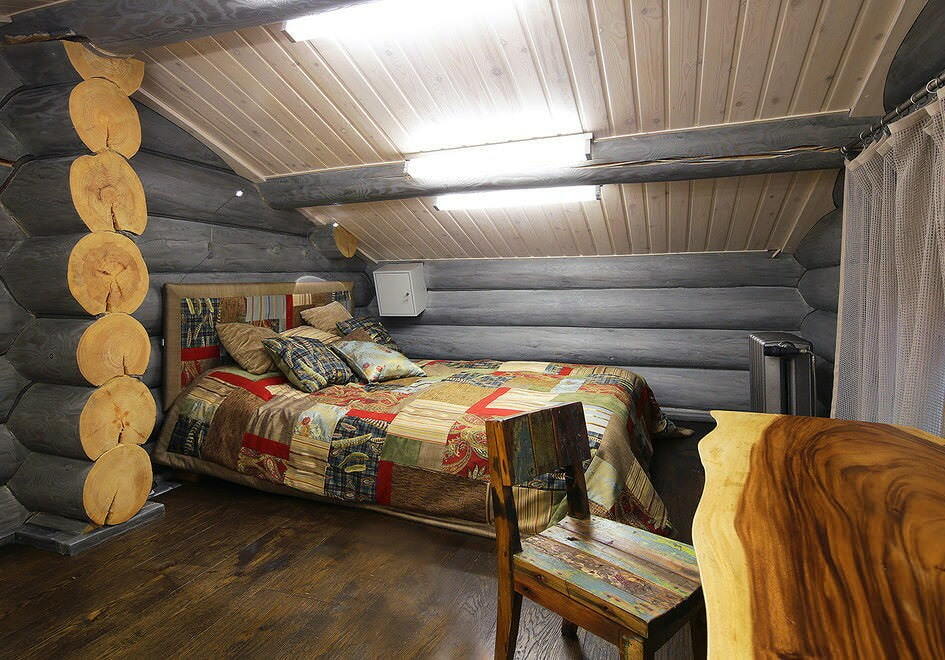 Hyggeligt soveværelse på loftet i et træhus