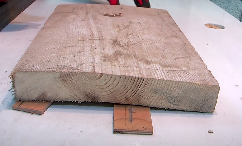 Skivor av plywood eller fiberboard hjälper till att jämna ut brädan och lägga den tätt på arbetsbänken.