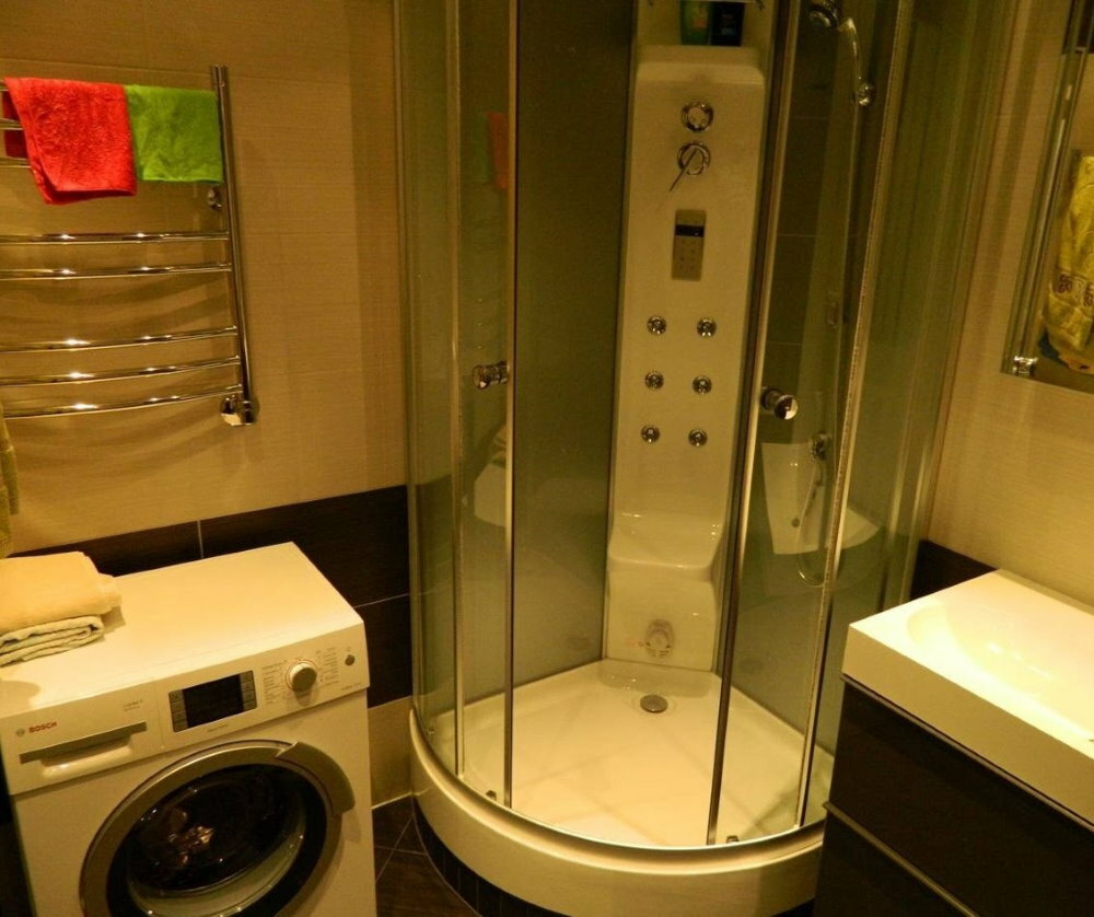 Stūra duša blakus veļas mašīnai