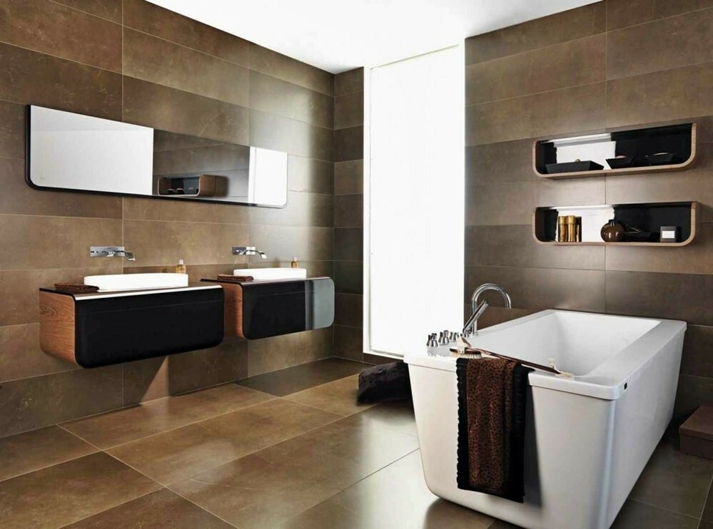 High-tech fürdőszobabelső barna színekben