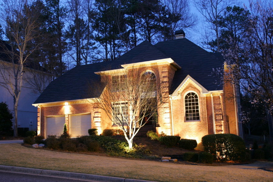Iluminação da fachada de uma casa particular com holofotes