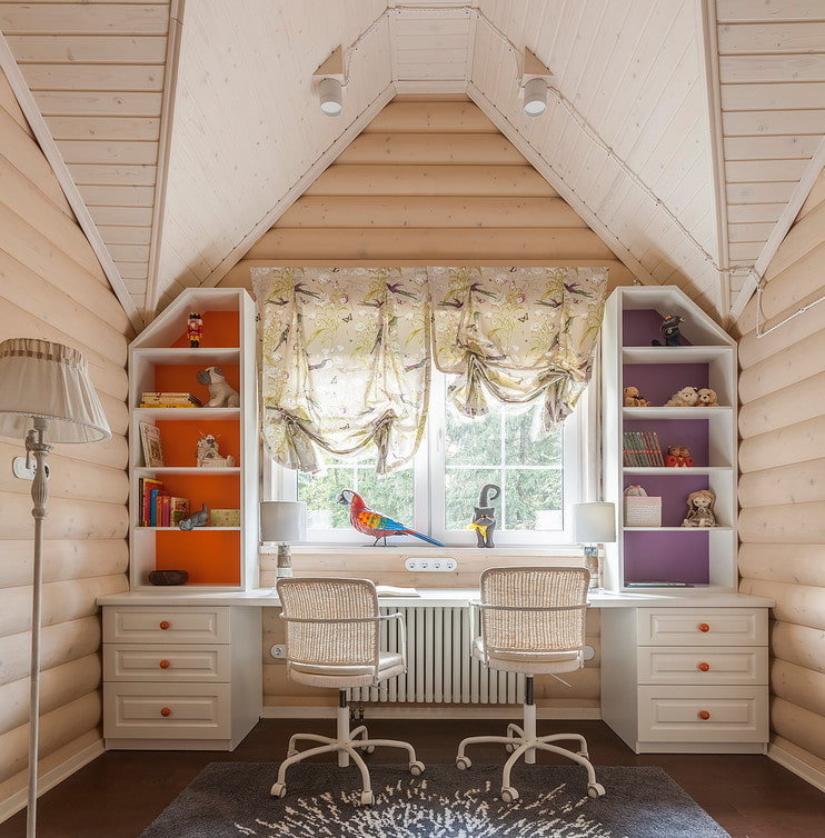 Stol kraj prozora u dječjoj sobi drvene kuće