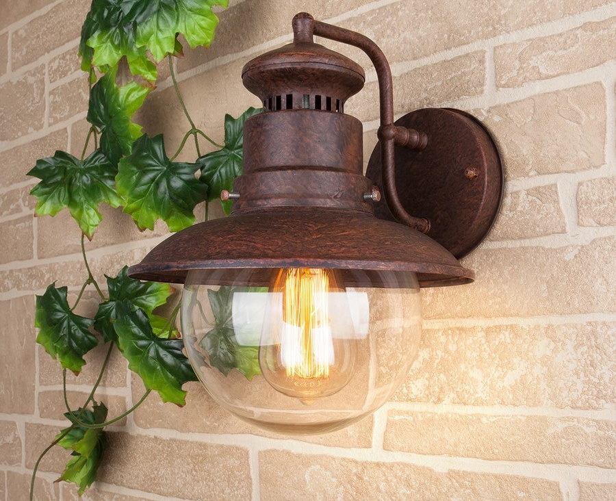 מנורת ליבון בתוך מנורת הקיר