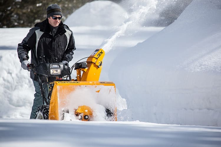  Ainda limpando a neve com uma pá? Então, o corajoso limpador de drift já está correndo para você!