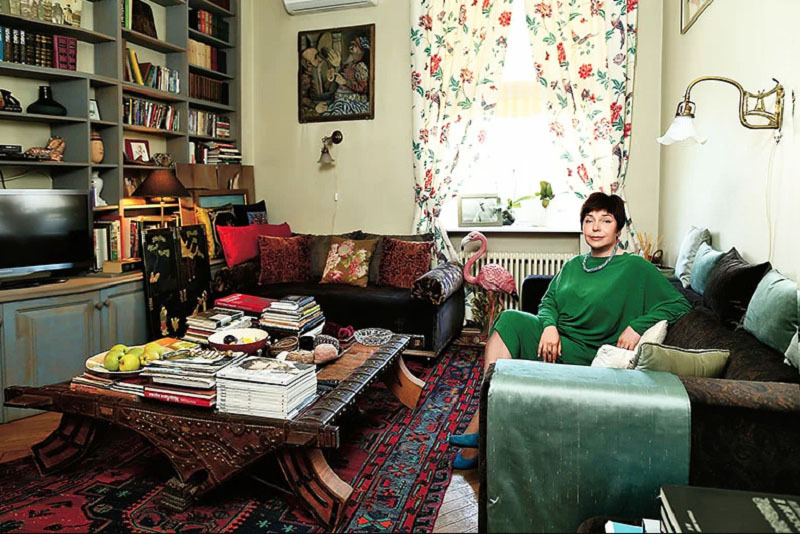 Tendaggi floreali delicati e tappeti fatti in casa indiana aggiungono un'atmosfera familiare al soggiorno.