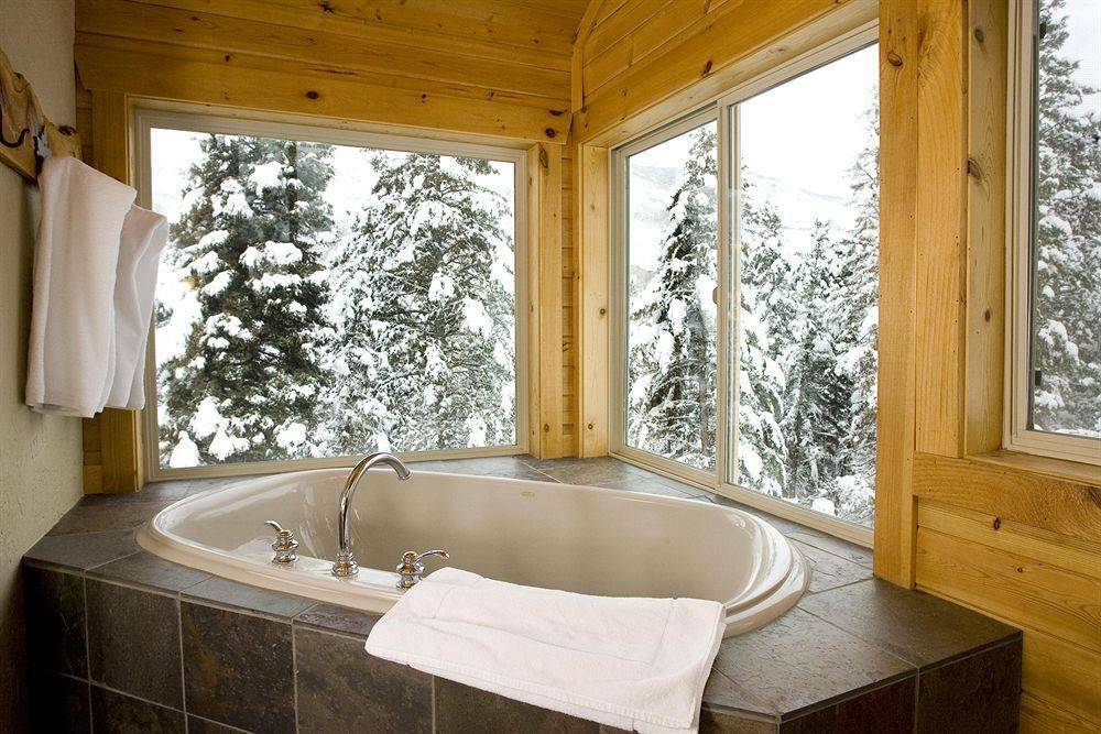 Hoekbad in een landhuis van hout