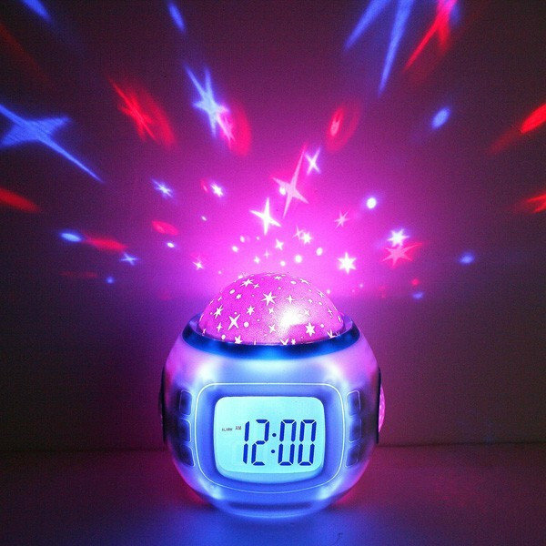 La hora exacta en el dial de una luz nocturna con reloj.