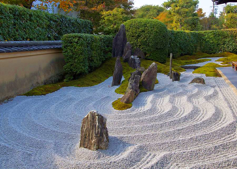 Ideer for å dekorere en hage med steiner