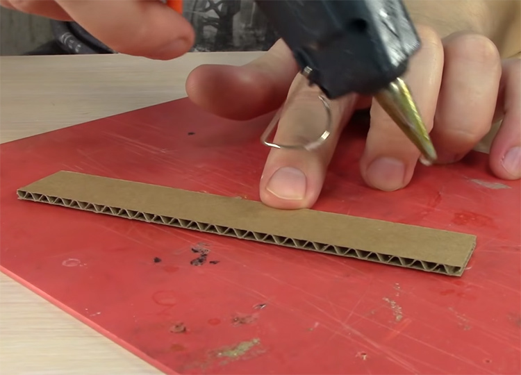 Připravte kartonové šířky pásu 2,3 ​​cm a délce rovnající se délce bočních částí polotovaru