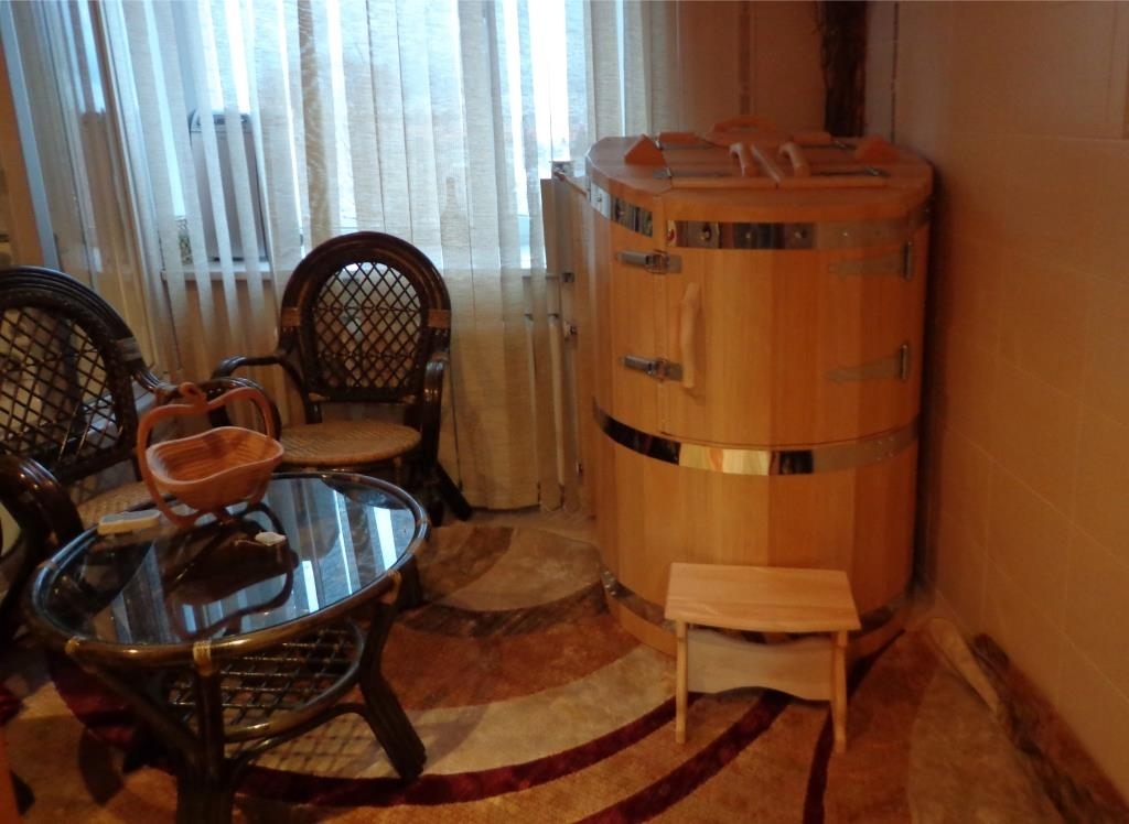 Barrel sauna w rogu salonu
