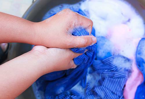 Kuinka pesu polyesteri pesukoneessa ja käsin?
