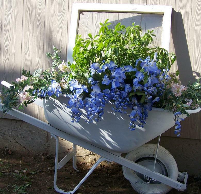 DIY tuin bloembed van een oude kruiwagen