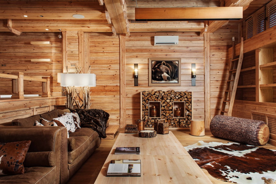 Dzīvojamās istabas dekorēšana mednieka mājas stilā