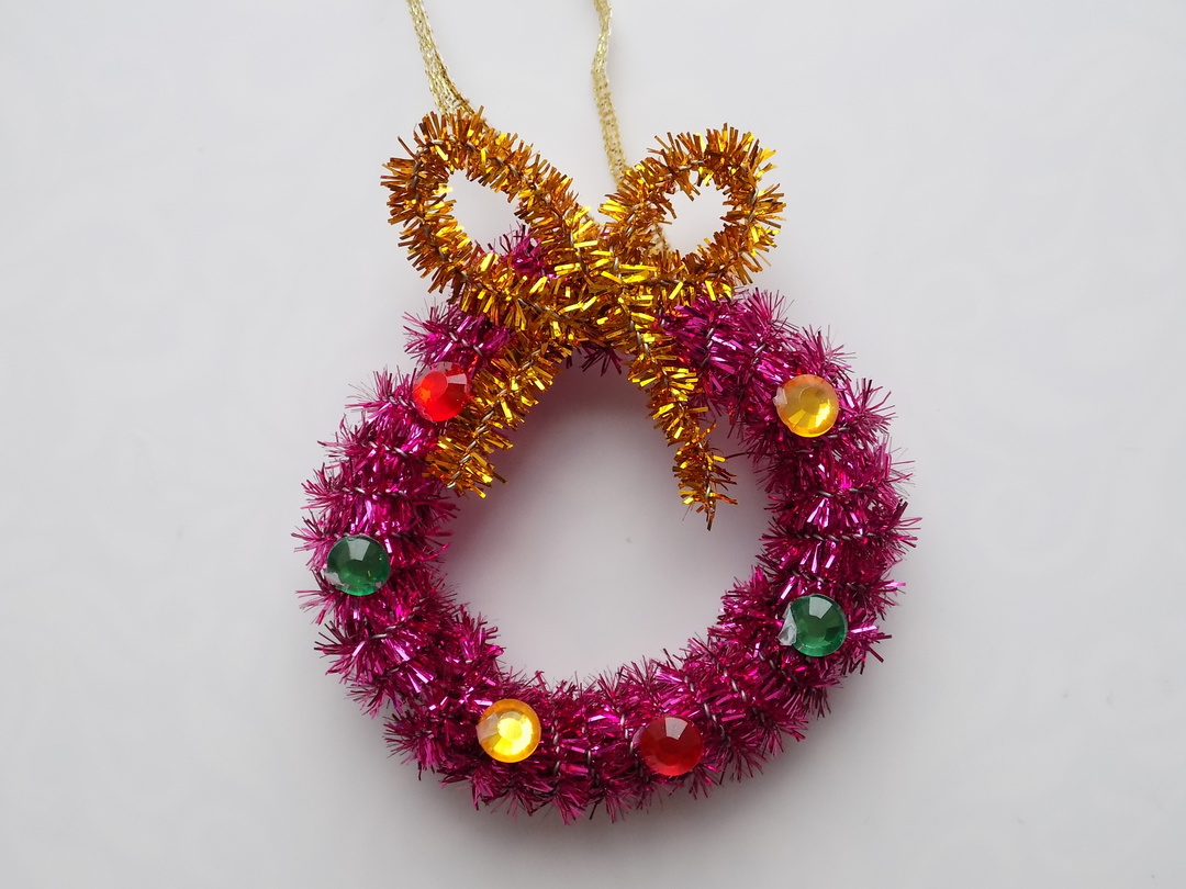 How to make a Christmas decoration of chenille wire?