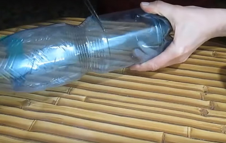 Per ovviare bottiglia adatto, che presenta una parte liscia senza rilievo e disegno. Il collo deve essere tagliato insieme a tutte le curve