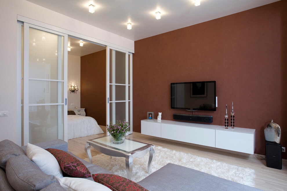 Divisorio bianco nel soggiorno con pareti marroni