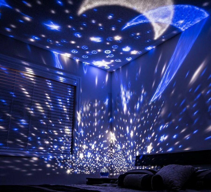 Zvaigžņoto debesu projekcija uz bērnu guļamistabas griestiem