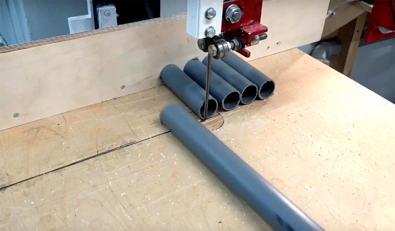 Pour cet organisateur, vous aurez besoin d'un tuyau de 32 mm. Il doit être coupé en morceaux de 15 cm de long. Un tel tuyau peut être facilement coupé avec une scie sauteuse.