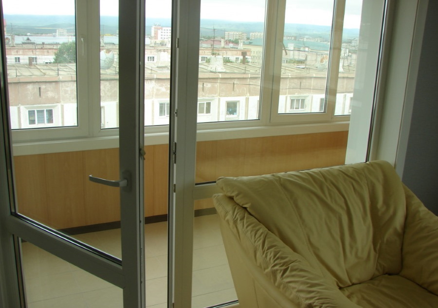 Klamka na drzwiach wahadłowych bloku balkonowego