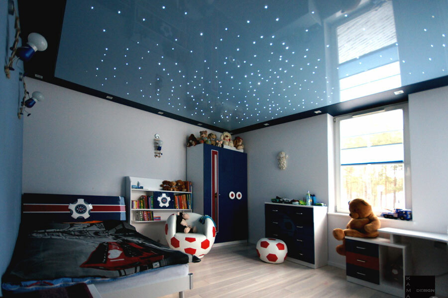 Griesti Zvaigžņotas debesis bērnu istabas interjerā
