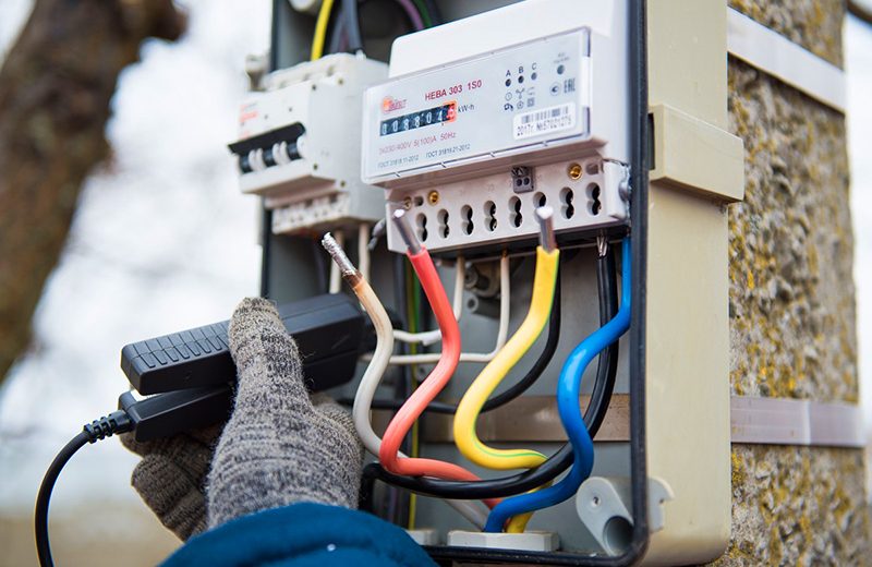 En annan orsak till strömavbrottet i ett hus eller lägenhet kan vara det dåliga skicket på elektrisk utrustning, mätare eller själva elnäten.