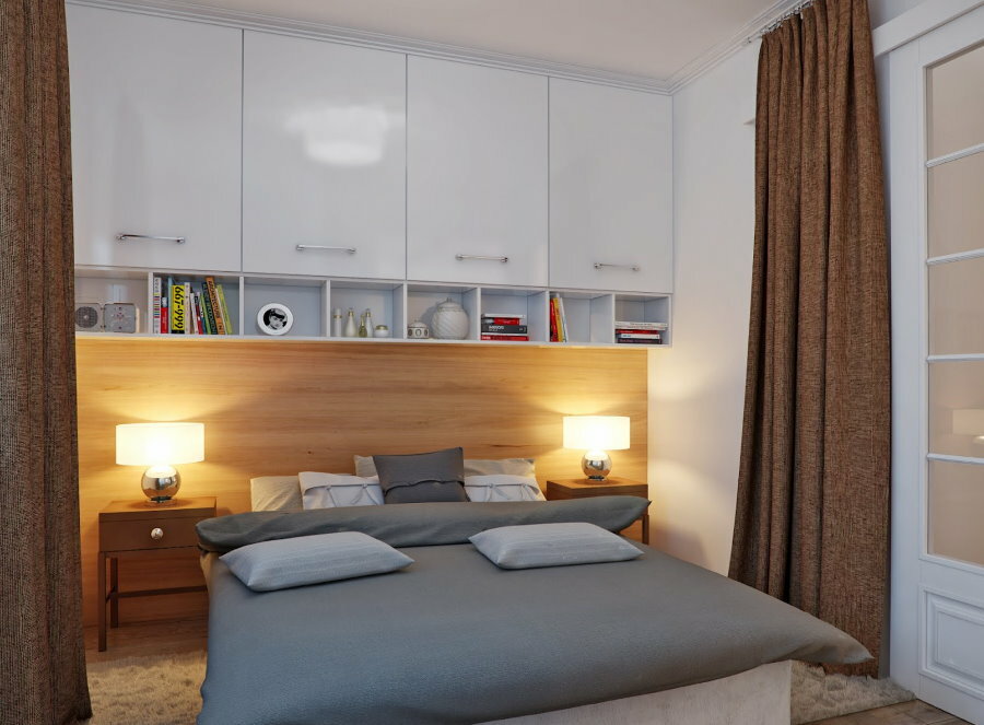 Glanzende kledingkasten boven het bed in een slaapkamer zonder raam
