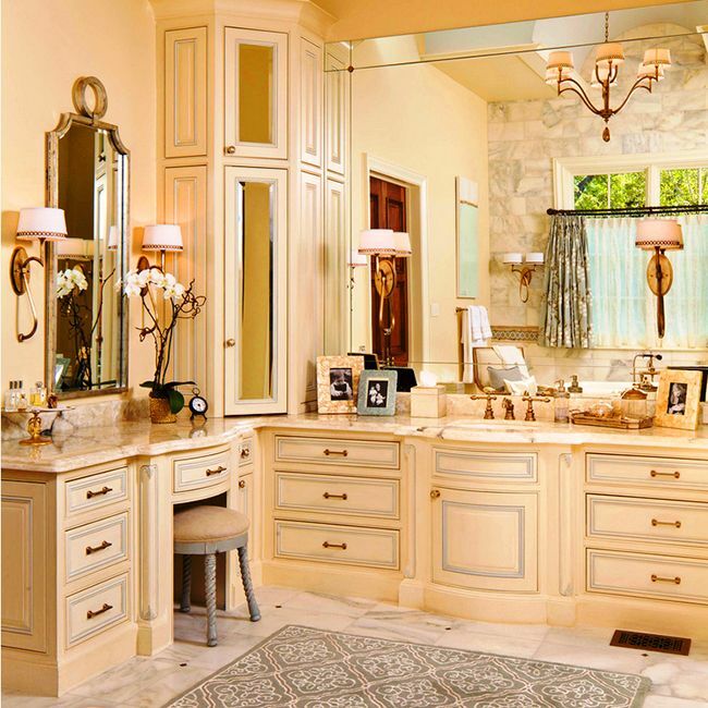 Kampinio stiliaus spinta klasikinio stiliaus vonios kambaryje