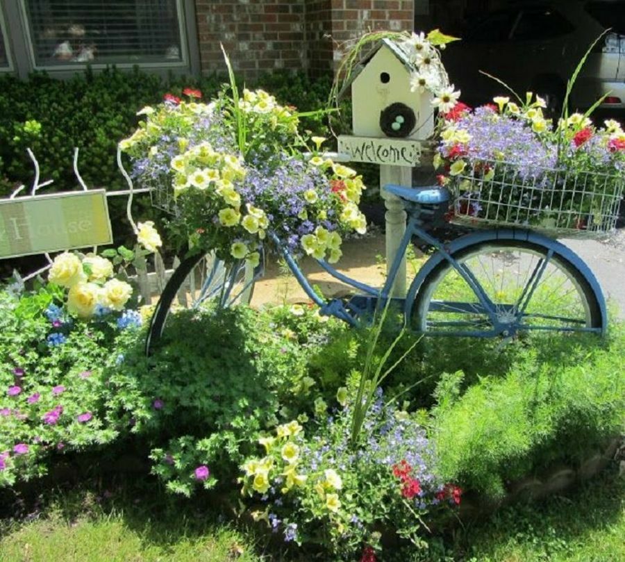 Defektes Fahrrad als Blumenbeet in einem Ferienhaus