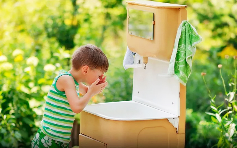 Teoretisk set tager det omkring fem liter vand per person om dagen at vaske og vaske hænder. Gang dette tal med din familiesammensætning – og få den ønskede volumen
