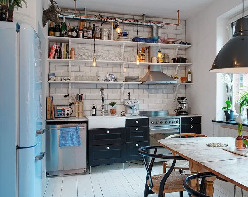Cozinha moderna com prateleiras abertas