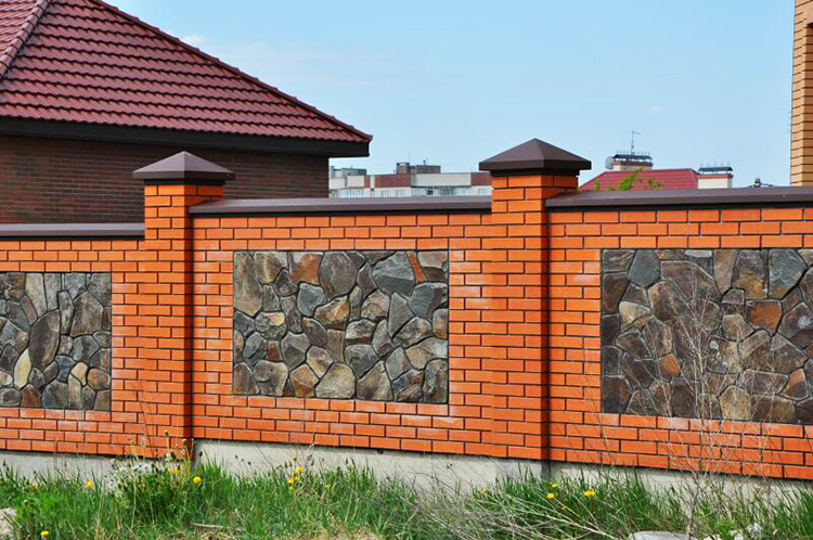 Pilares de tijolos podem se tornar uma moldura para a pedra. Você pode colocar os vãos de tijolos baratos e forrá-los com escombros